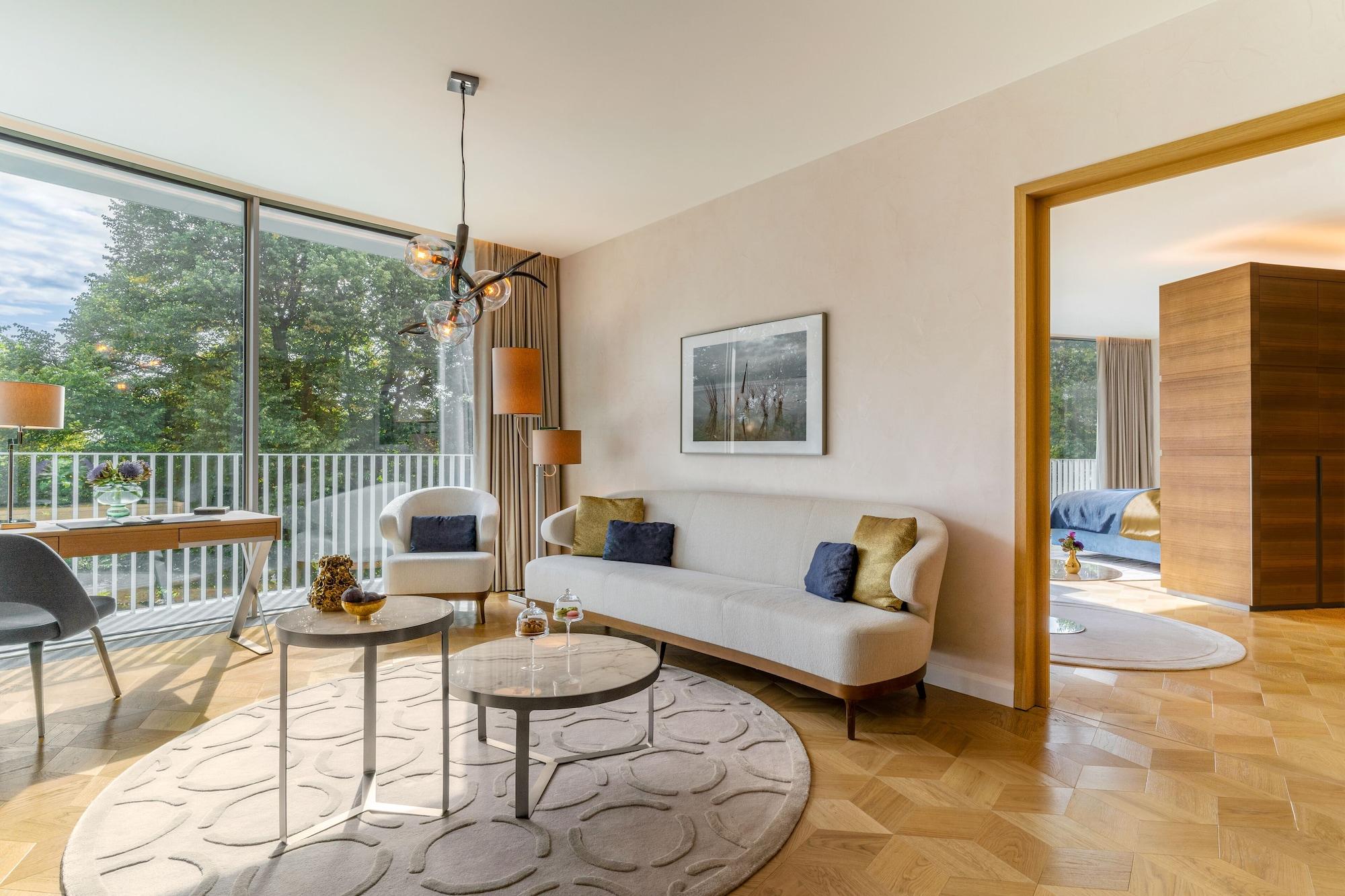 The Fontenay Hamburg-Harburg Exteriör bild A living room at the Mandarin Oriental