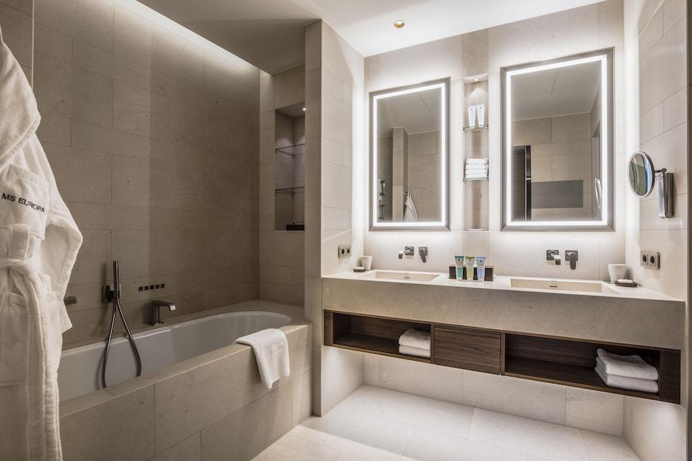 The Fontenay Hamburg-Harburg Exteriör bild Bathroom