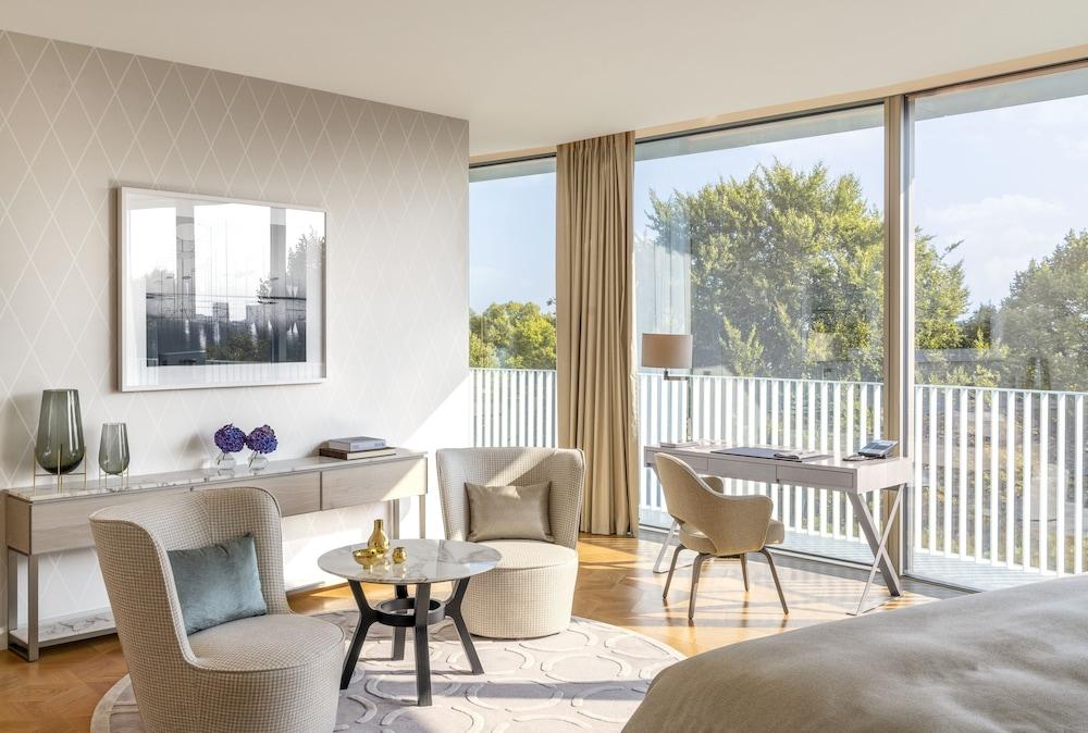 The Fontenay Hamburg-Harburg Exteriör bild A guest room at the West Hollywood hotel