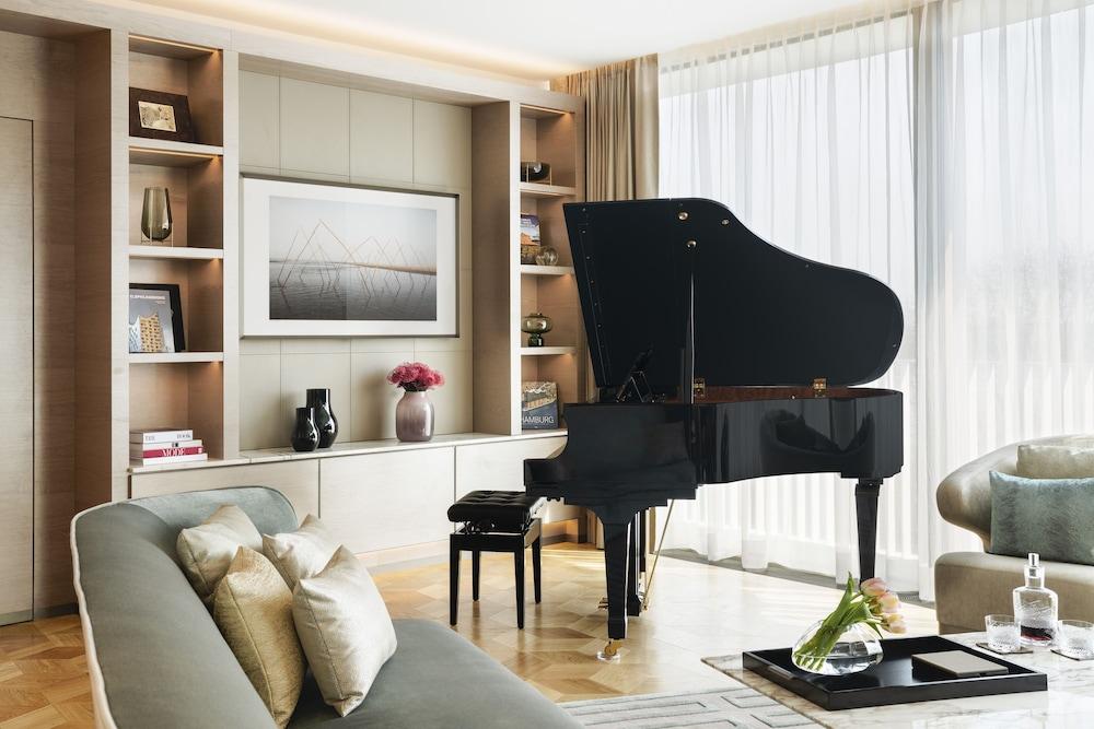 The Fontenay Hamburg-Harburg Exteriör bild A piano in a living room