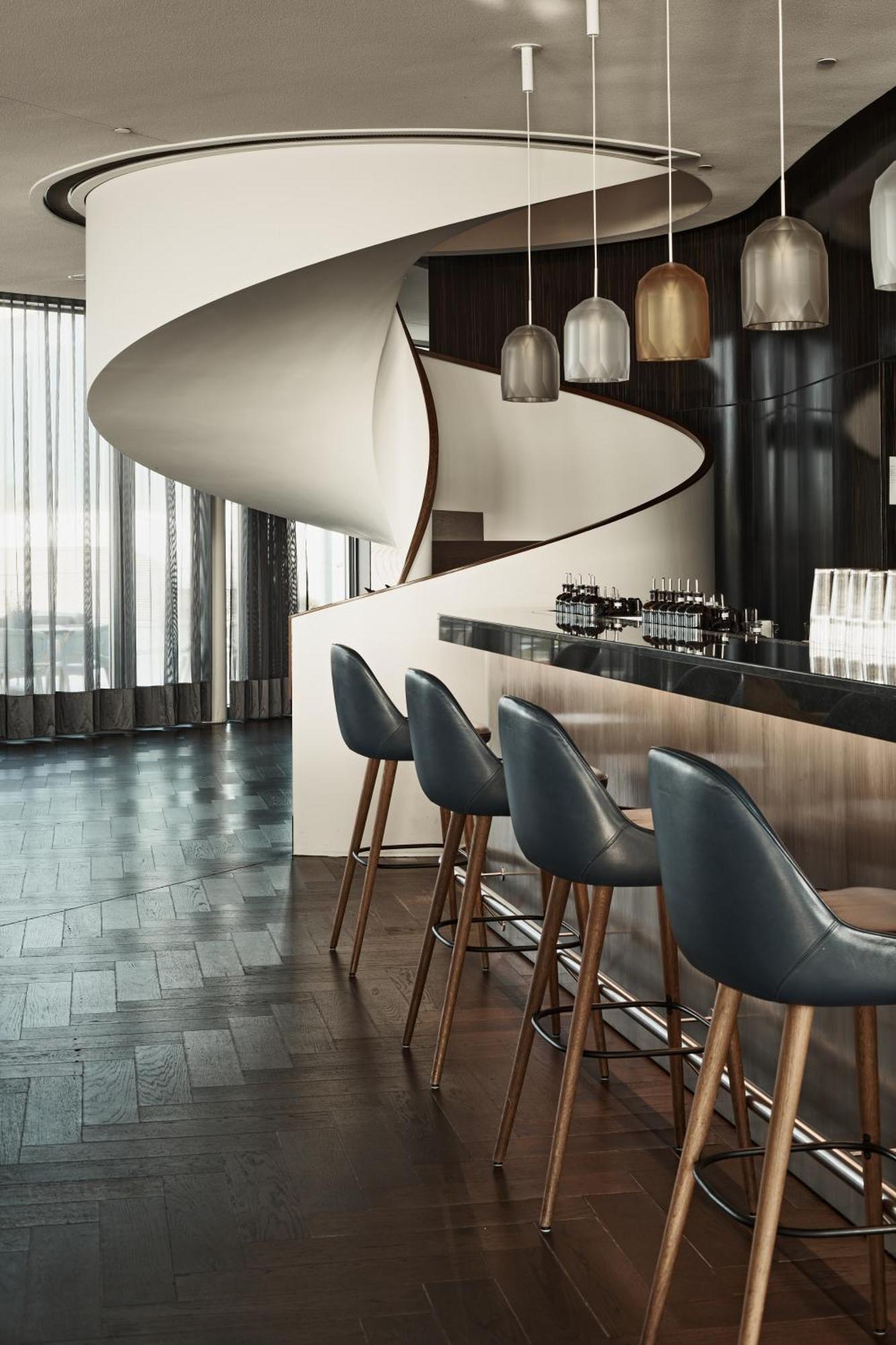 The Fontenay Hamburg-Harburg Exteriör bild The bar at the 101 Sky Bar