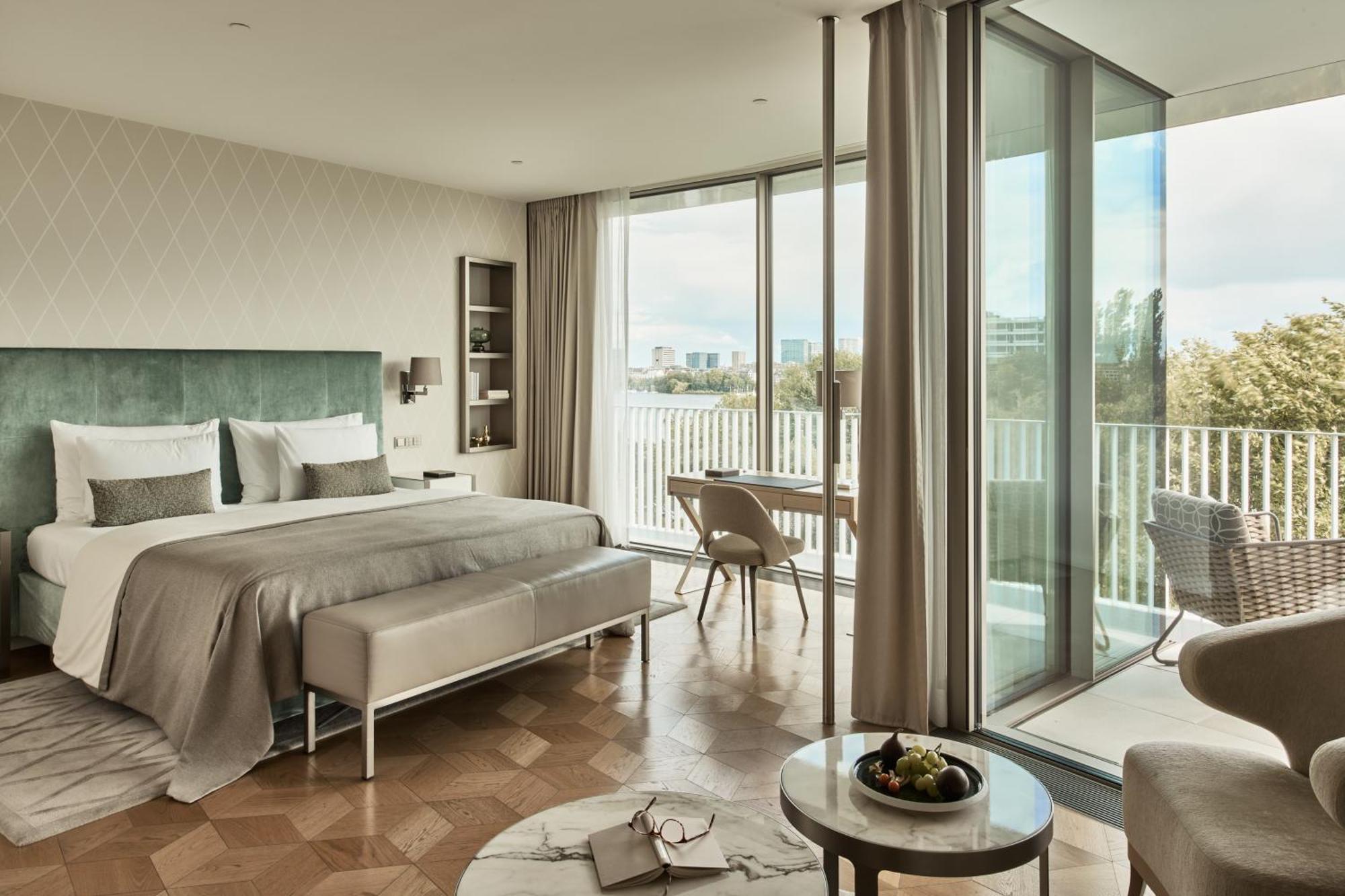 The Fontenay Hamburg-Harburg Exteriör bild A bedroom at the London West End