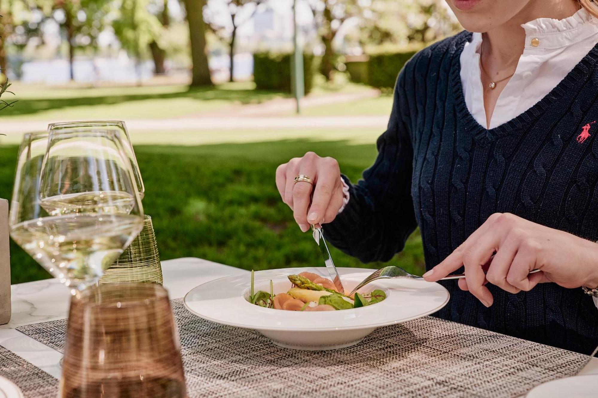 The Fontenay Hamburg-Harburg Exteriör bild A woman eating a salad