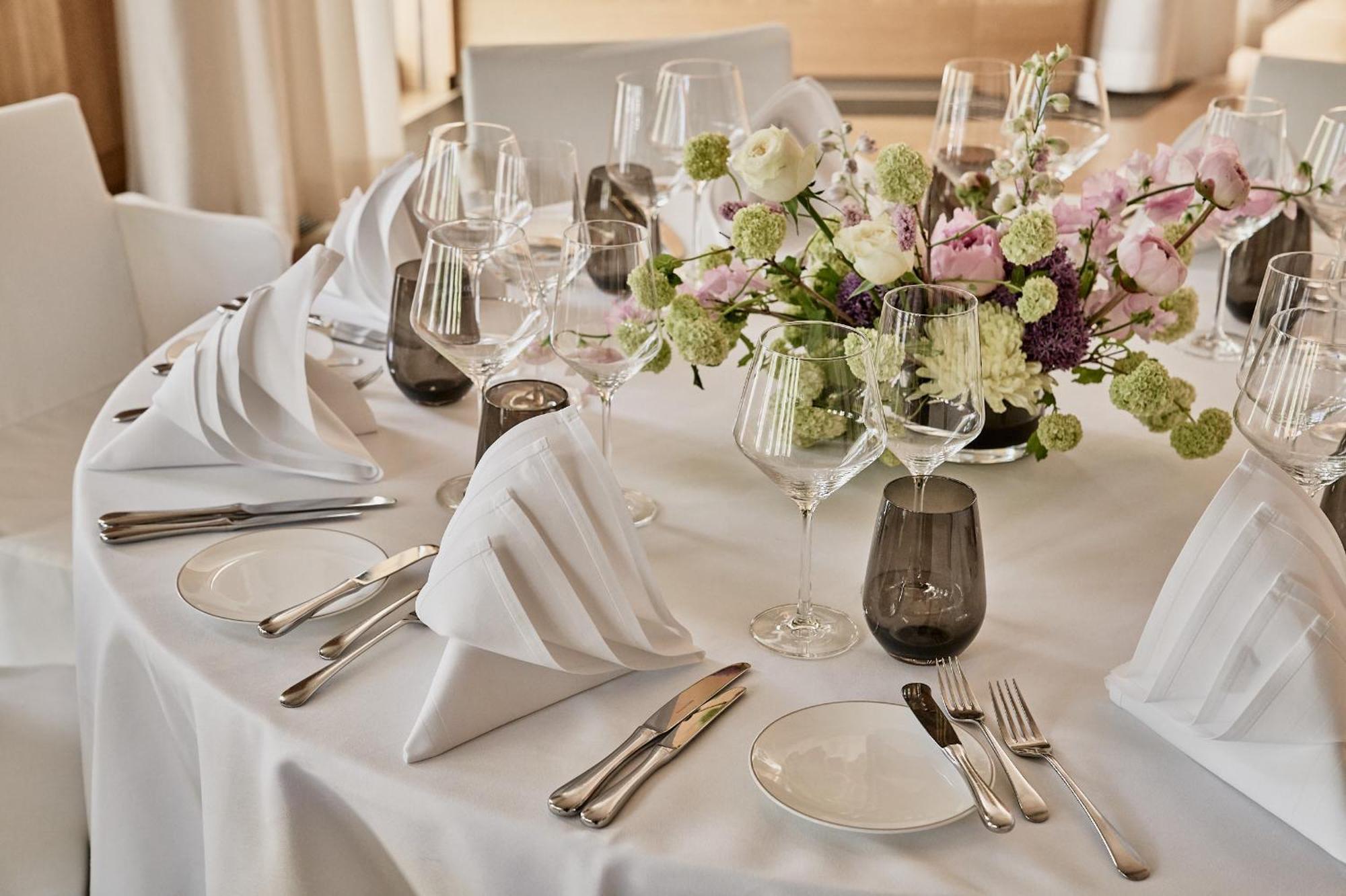 The Fontenay Hamburg-Harburg Exteriör bild A table set for a formal dinner