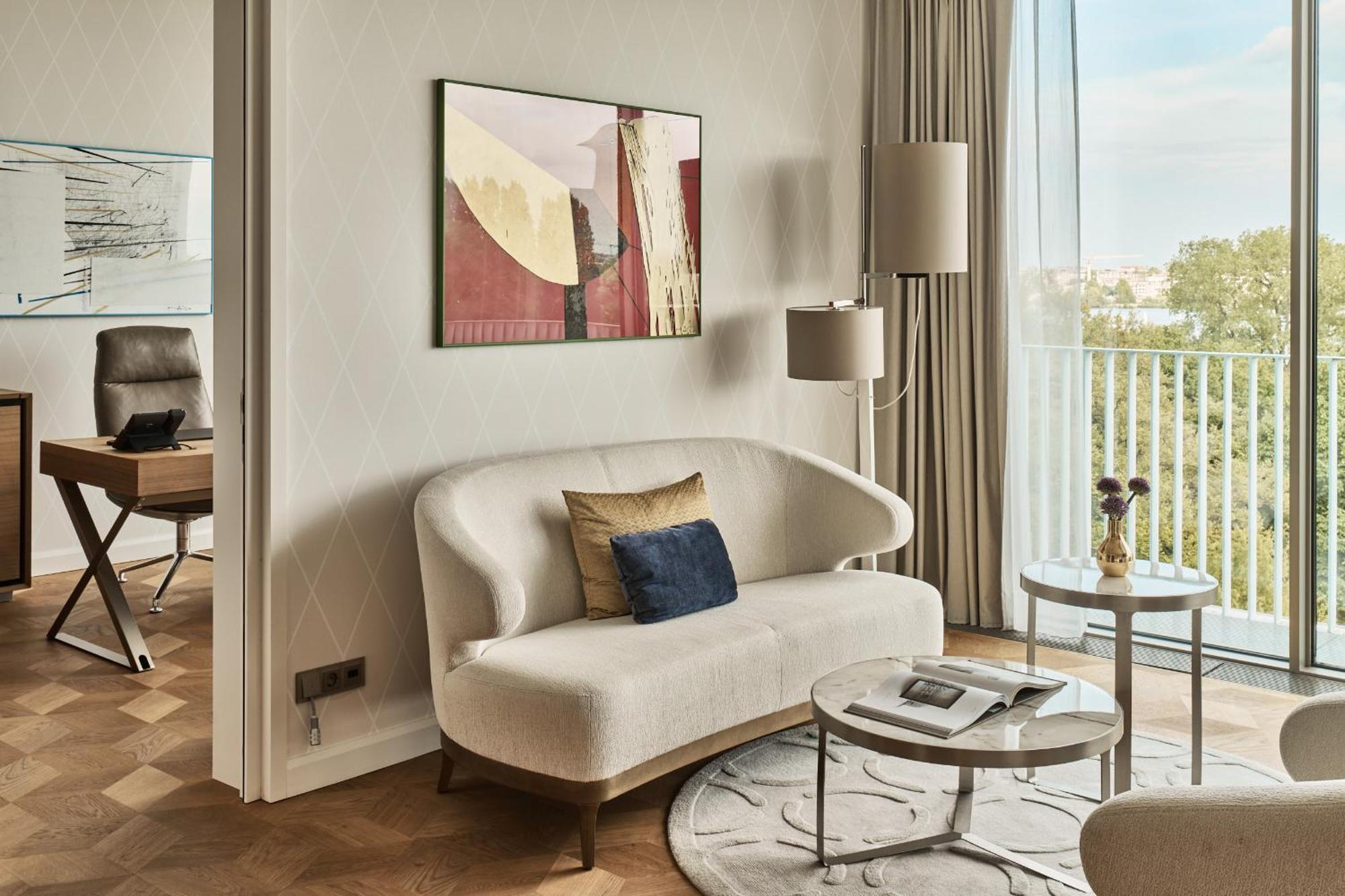 The Fontenay Hamburg-Harburg Exteriör bild A living room in a typical apartment