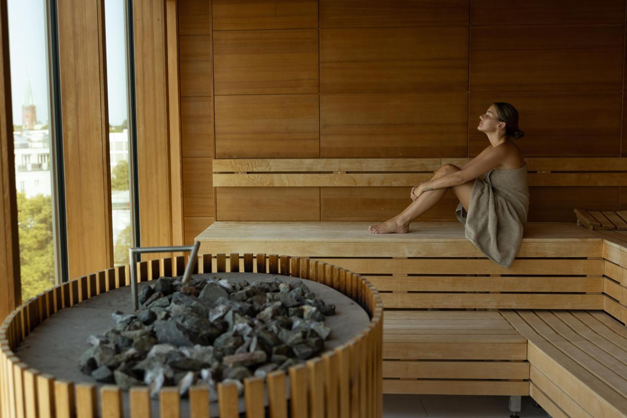 The Fontenay Hamburg-Harburg Exteriör bild A woman in a Finnish sauna